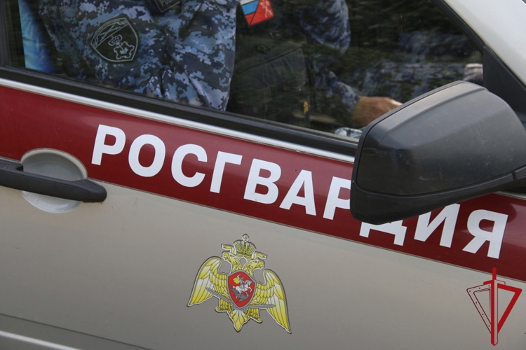 В Красногвардейском районе наряд Росгвардии задержал агрессивную гражданку, пытавшуюся ворваться в машину скорой помощи