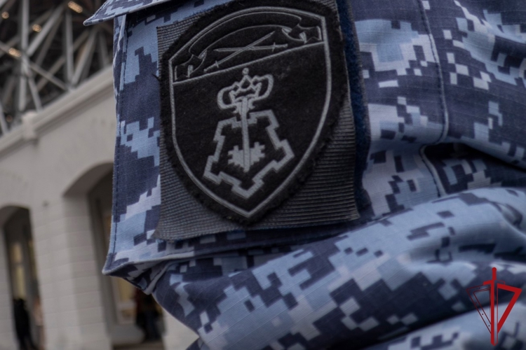 В Красногвардейском районе наряд Росгвардии задержал гражданку, устроившую погром в номере отеля