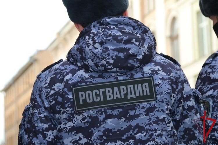 В Центральном районе наряд Росгвардии задержал гражданина, нанесшего телесные повреждения мужчине возле бара