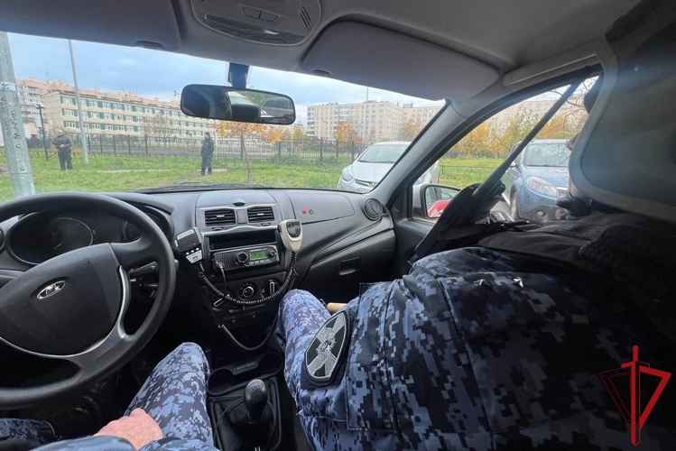 В Выборгском районе росгвардейцы задержали правонарушителя, нанесшего ножевое ранение мужчине во время конфликта в коммунальной квартире