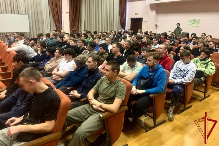 Сотрудники и ветераны ОМОН «Балтика» и СОБР «Гранит» провели встречу со студентами