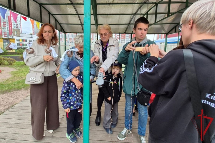 Юные петербуржцы и волонтеры изготовили антидроновые шторы для передачи российским воинам, участвующим в СВО