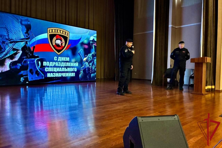 Представители транспортного ОМОН провели урок мужества для петербургских студентов