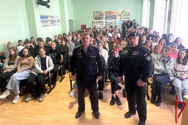 В Петербурге сотрудники вневедомственной охраны и ветеран ОМОН «Балтика» провели встречу со студентами