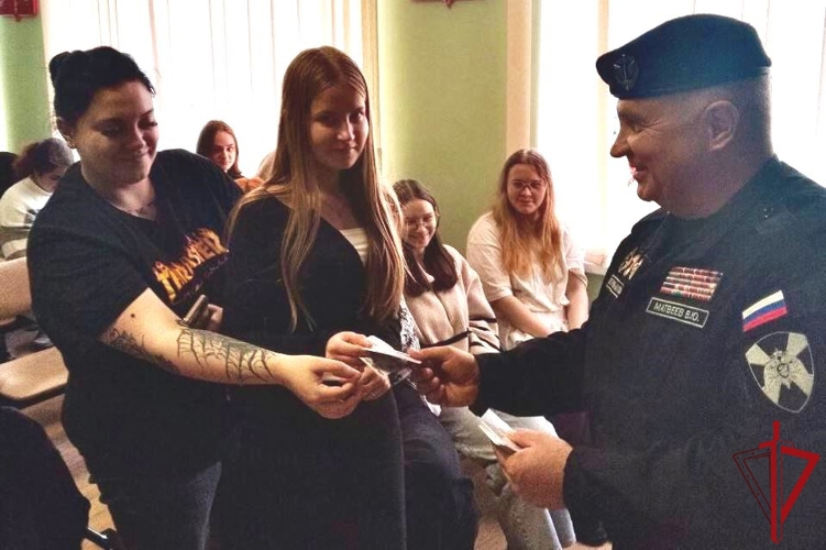 В Петербурге сотрудники вневедомственной охраны и ветеран ОМОН «Балтика» провели встречу со студентами