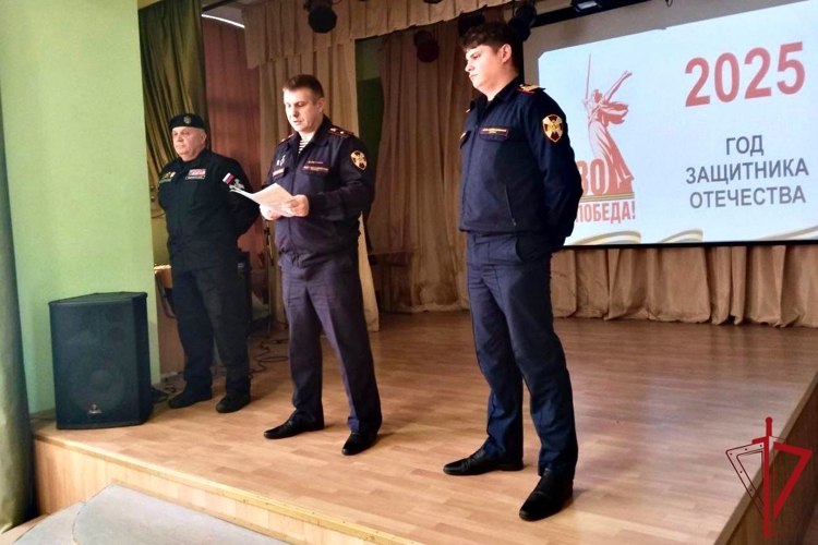 В Петербурге сотрудники вневедомственной охраны и ветеран ОМОН «Балтика» провели встречу со студентами