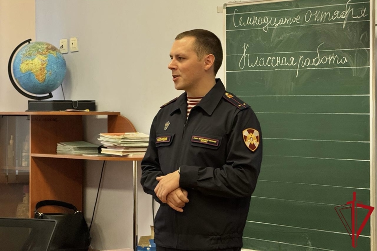 В Санкт-Петербурге представитель Росгвардии провел встречу со школьниками, приуроченную ко Дню отца