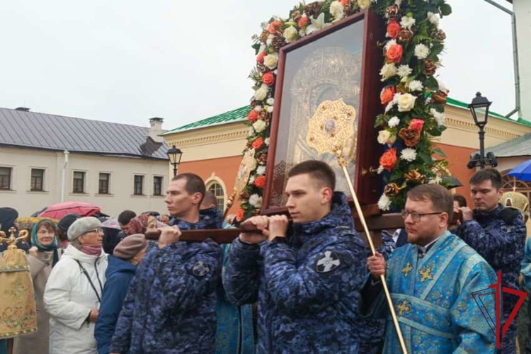 Сотрудники Росгвардии обеспечили правопорядок на церемонии перенесения Тихвинской иконы Божией матери в Покровский храм
