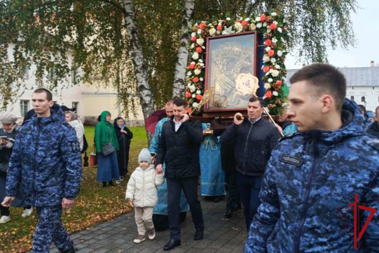 Сотрудники Росгвардии обеспечили правопорядок на церемонии перенесения Тихвинской иконы Божией матери в Покровский храм