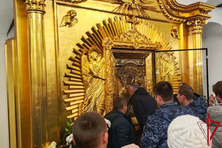 Сотрудники Росгвардии обеспечили правопорядок на церемонии перенесения Тихвинской иконы Божией матери в Покровский храм