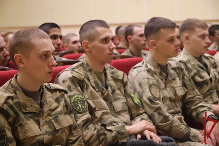 Представители ГУ Росгвардии провели агитационную встречу с военнослужащими, проходящими службу по призыву