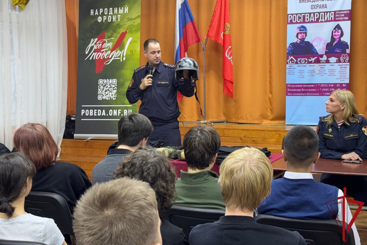 Сотрудники Росгвардии совместно с представителем Северо-Западного казачьего войска провели урок мужества для школьников