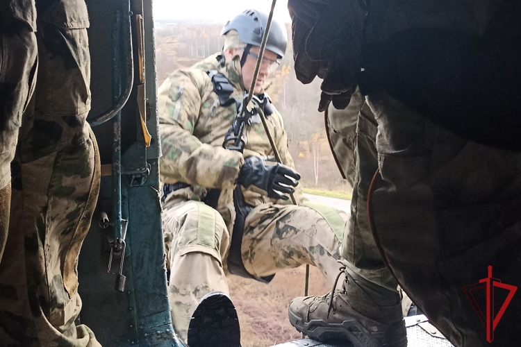 В Ленинградской области сотрудники ОМОН «Бастион» приняли участие в тренировке по беспарашютному десантированию