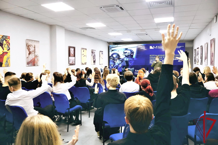 Накануне Дня призывника представители транспортного ОМОН Росгвардии провели встречу с молодежью Московского района