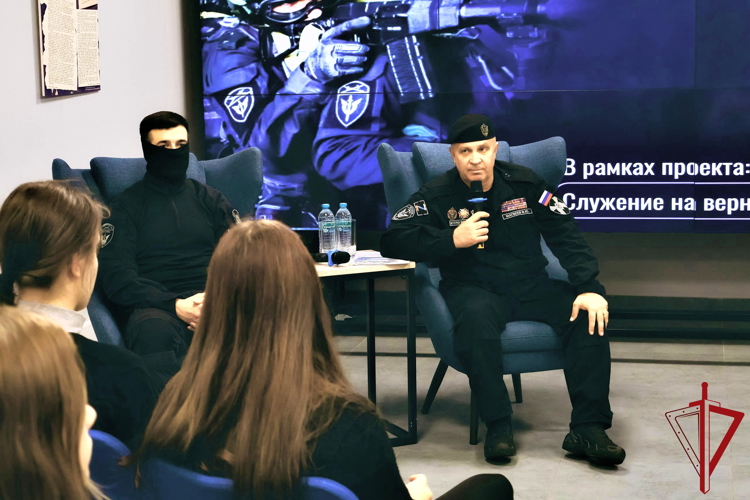 Накануне Дня призывника представители транспортного ОМОН Росгвардии провели встречу с молодежью Московского района