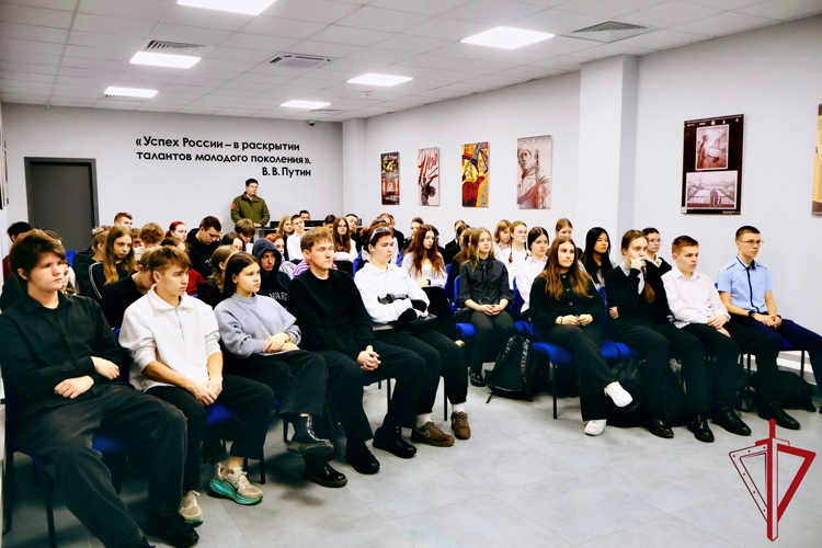 Накануне Дня призывника представители транспортного ОМОН Росгвардии провели встречу с молодежью Московского района