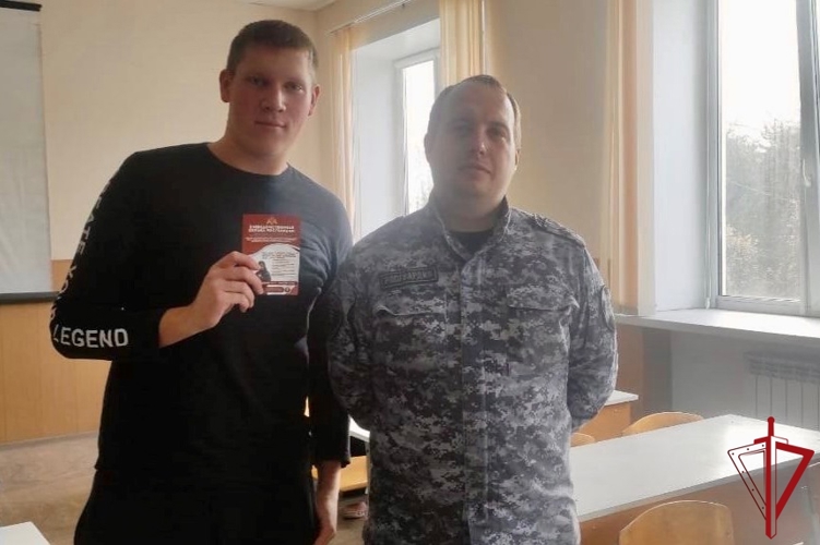 В Приозерском и Киришском районах представители Росгвардии провели уроки мужества, посвященные Дню народного единства