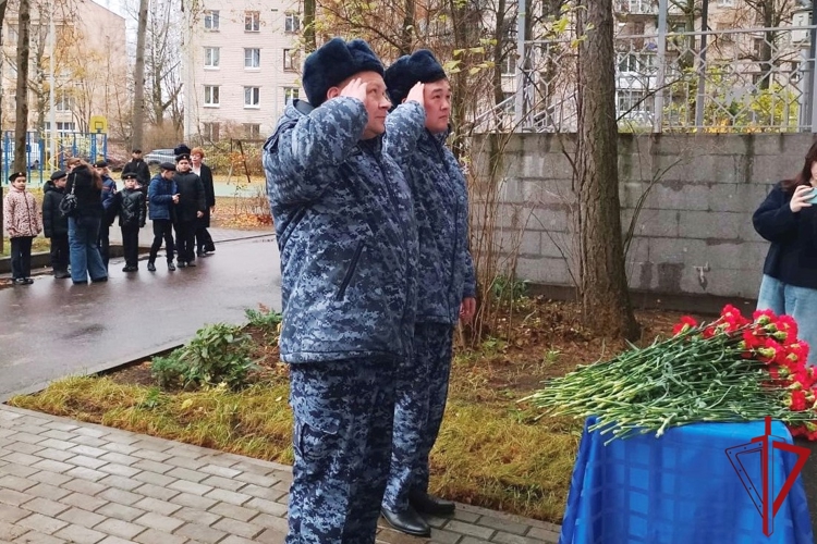 Представители Росгвардии почтили память героя специальной военной операции Василия Бакулина
