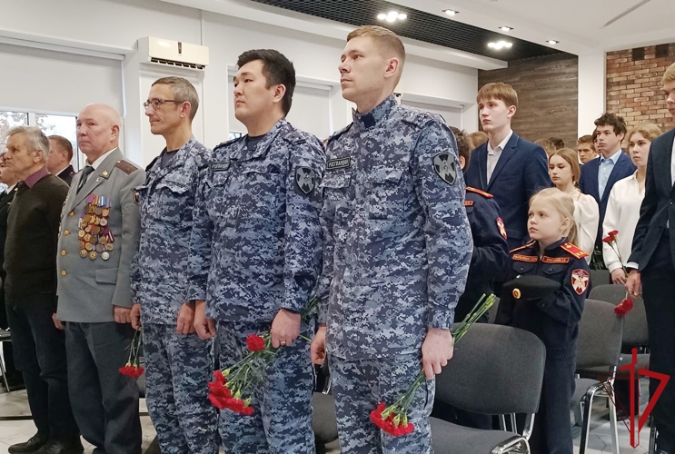 Представители Росгвардии почтили память героя специальной военной операции Василия Бакулина