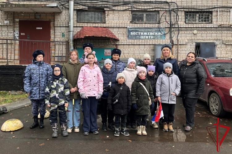 В Приозерском и Киришском районах представители Росгвардии провели уроки мужества, посвященные Дню народного единства