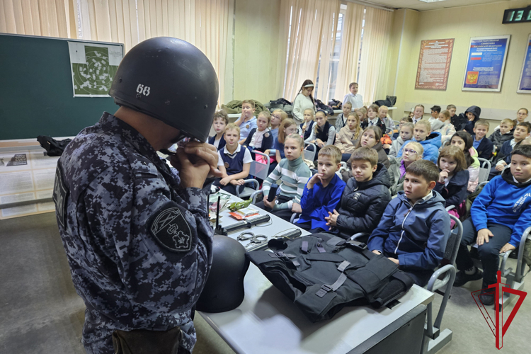Представители вневедомственной охраны Санкт-Петербурга и Ленобласти провели для молодежи мероприятия, посвященные Дню призывника