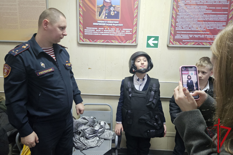 Представители вневедомственной охраны Санкт-Петербурга и Ленобласти провели для молодежи мероприятия, посвященные Дню призывника
