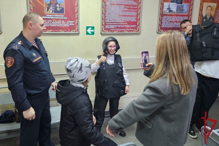 Представители вневедомственной охраны Санкт-Петербурга и Ленобласти провели для молодежи мероприятия, посвященные Дню призывника