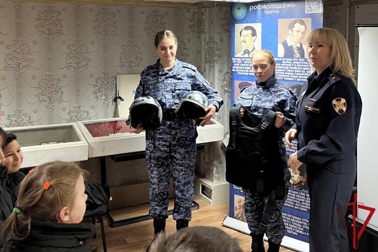 В Приозерском и Киришском районах представители Росгвардии провели уроки мужества, посвященные Дню народного единства