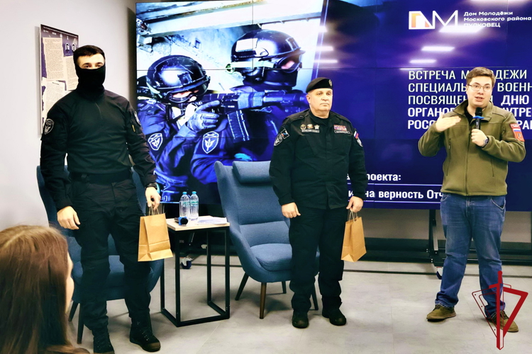 Накануне Дня призывника представители транспортного ОМОН Росгвардии провели встречу с молодежью Московского района