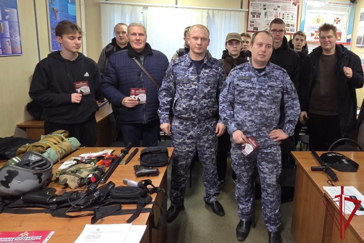 Представители вневедомственной охраны Санкт-Петербурга и Ленобласти провели для молодежи мероприятия, посвященные Дню призывника