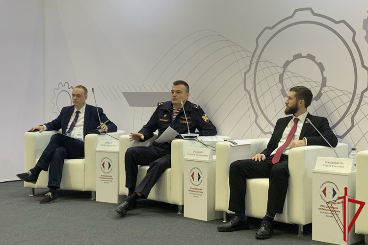 Представитель Росгвардии принял участие в международном форуме-выставке «Российский промышленник – 2025»