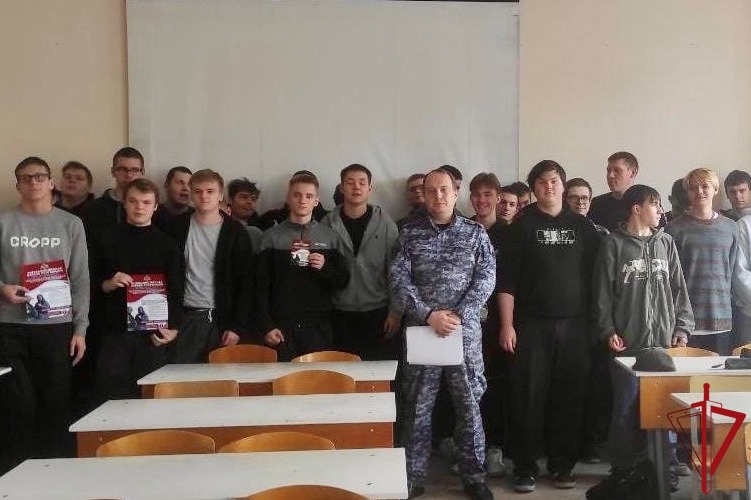 В Приозерском и Киришском районах представители Росгвардии провели уроки мужества, посвященные Дню народного единства