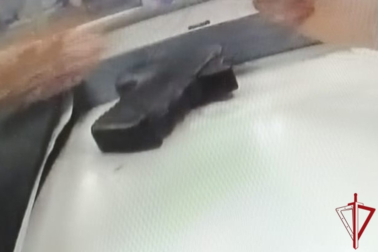 В Кировском районе сотрудники Росгвардии задержали гражданина, выстрелившего из аэрозольного пистолета в соседа по коммуналке