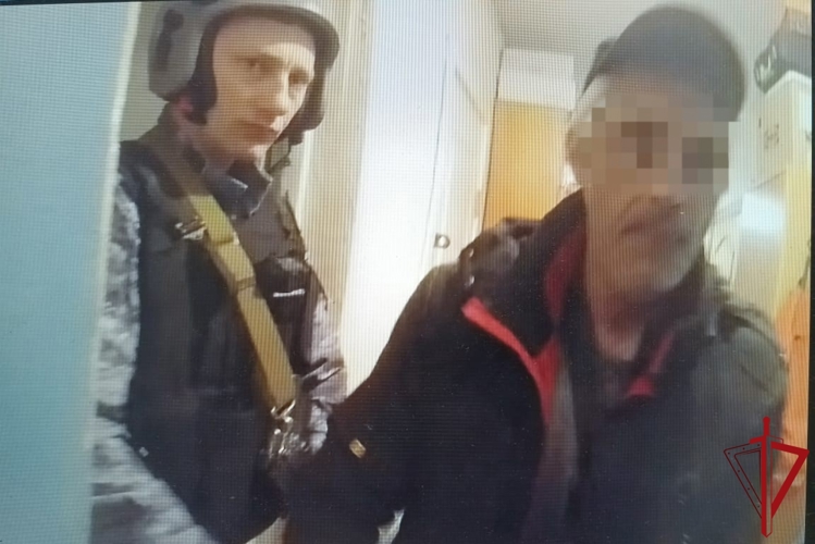 В Кировском районе сотрудники Росгвардии задержали гражданина, выстрелившего из аэрозольного пистолета в соседа по коммуналке