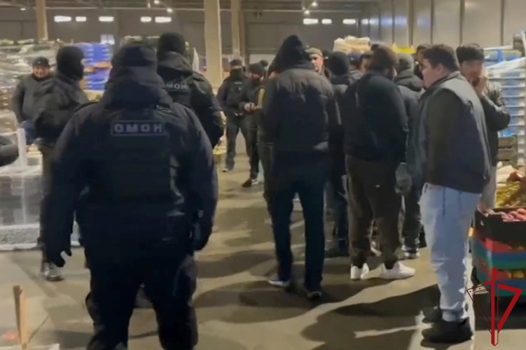 В Санкт-Петербурге сотрудники ОМОН ГУ Росгвардии оказали содействие военному следствию в проведении рейда