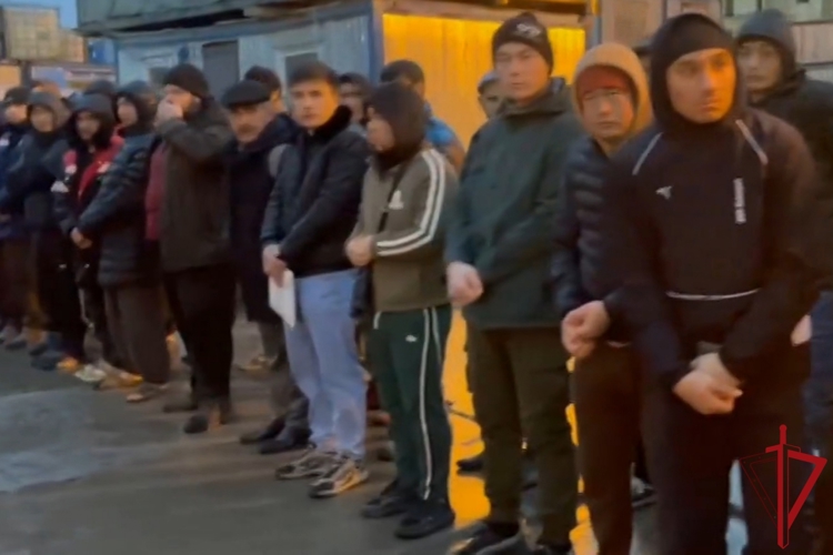 В Санкт-Петербурге сотрудники ОМОН ГУ Росгвардии оказали содействие военному следствию в проведении рейда