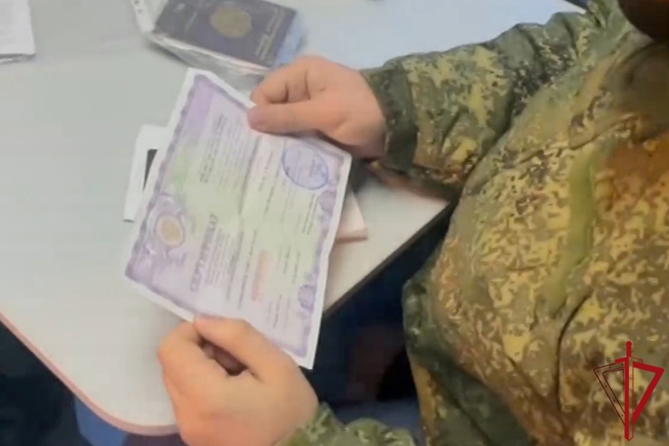 В Санкт-Петербурге сотрудники ОМОН ГУ Росгвардии оказали содействие военному следствию в проведении рейда