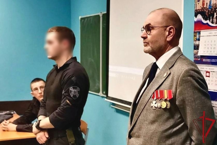 Представители подразделений спецназа Росгвардии провели профориентационную встречу с петербургскими учащимися