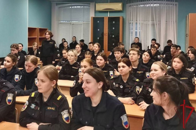 Представители подразделений спецназа Росгвардии провели профориентационную встречу с петербургскими учащимися