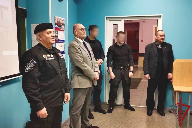 Представители подразделений спецназа Росгвардии провели профориентационную встречу с петербургскими учащимися