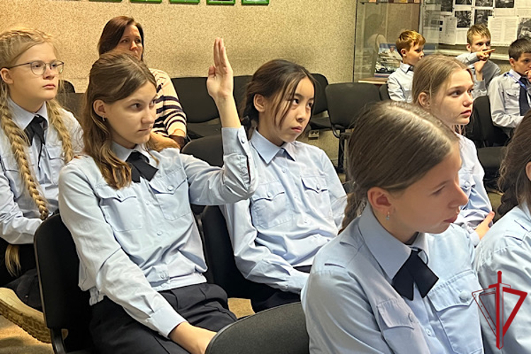 Накануне Дня призывника представители вневедомственной охраны провели встречу с учащимися кадетского класса Росгвардии