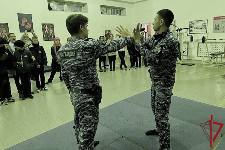 Накануне Дня призывника представители вневедомственной охраны провели встречу с учащимися кадетского класса Росгвардии