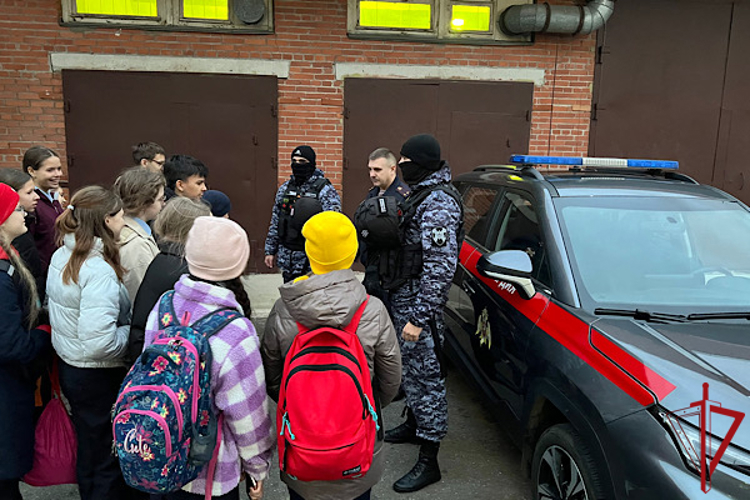 Накануне Дня призывника представители вневедомственной охраны провели встречу с учащимися кадетского класса Росгвардии