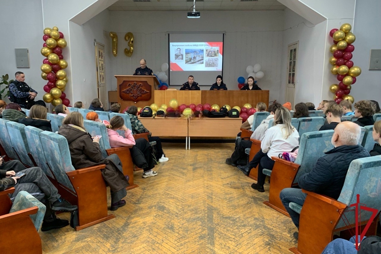 Представители вневедомственной охраны Санкт-Петербурга и Ленобласти провели для молодежи мероприятия, посвященные Дню призывника