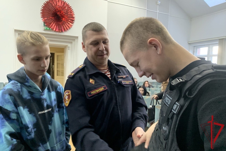 Представители вневедомственной охраны Санкт-Петербурга и Ленобласти провели для молодежи мероприятия, посвященные Дню призывника