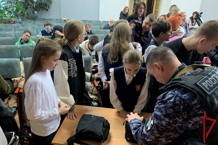 Представители вневедомственной охраны Санкт-Петербурга и Ленобласти провели для молодежи мероприятия, посвященные Дню призывника