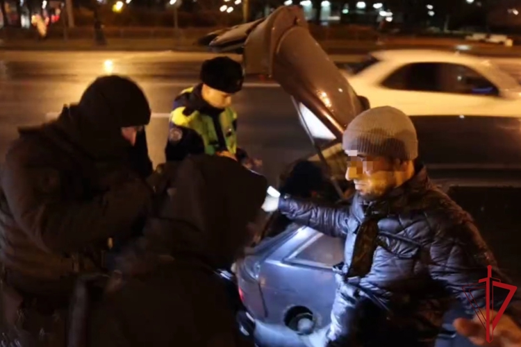 В Петроградском районе сотрудники Росгвардии оказали содействие полиции при проведении масштабного профилактического рейда