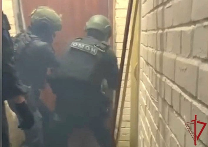При силовой поддержке сотрудников ОМОН Росгвардии задержана подозреваемая в умышленном повреждении объектов транспортной инфраструктуры