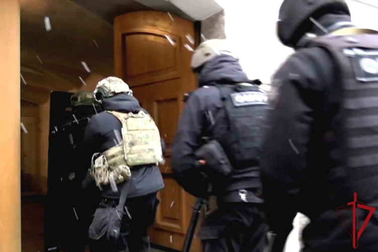 В Петербурге сотрудники Росгвардии провели занятия по нейтрализации вооруженных преступников и освобождению заложника в Главном Штабе Государственного Эрмитажа