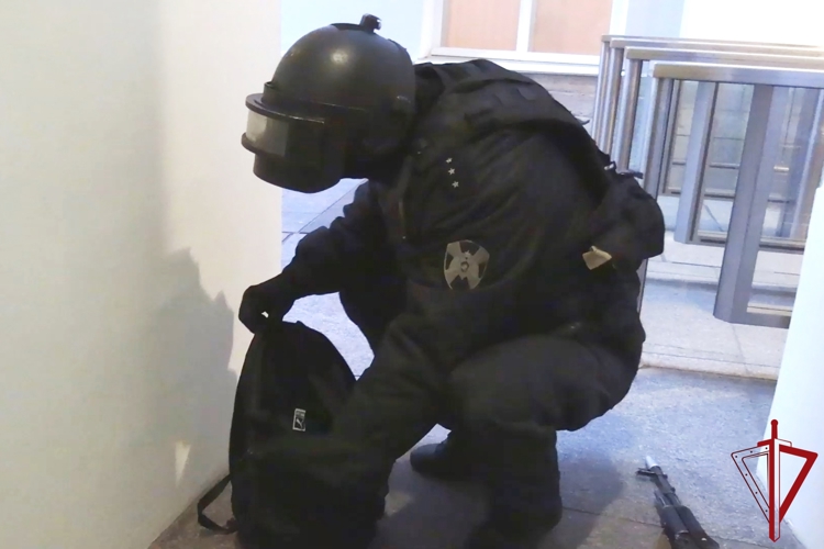 В Петербурге сотрудники Росгвардии провели занятия по нейтрализации вооруженных преступников и освобождению заложника в Главном Штабе Государственного Эрмитажа